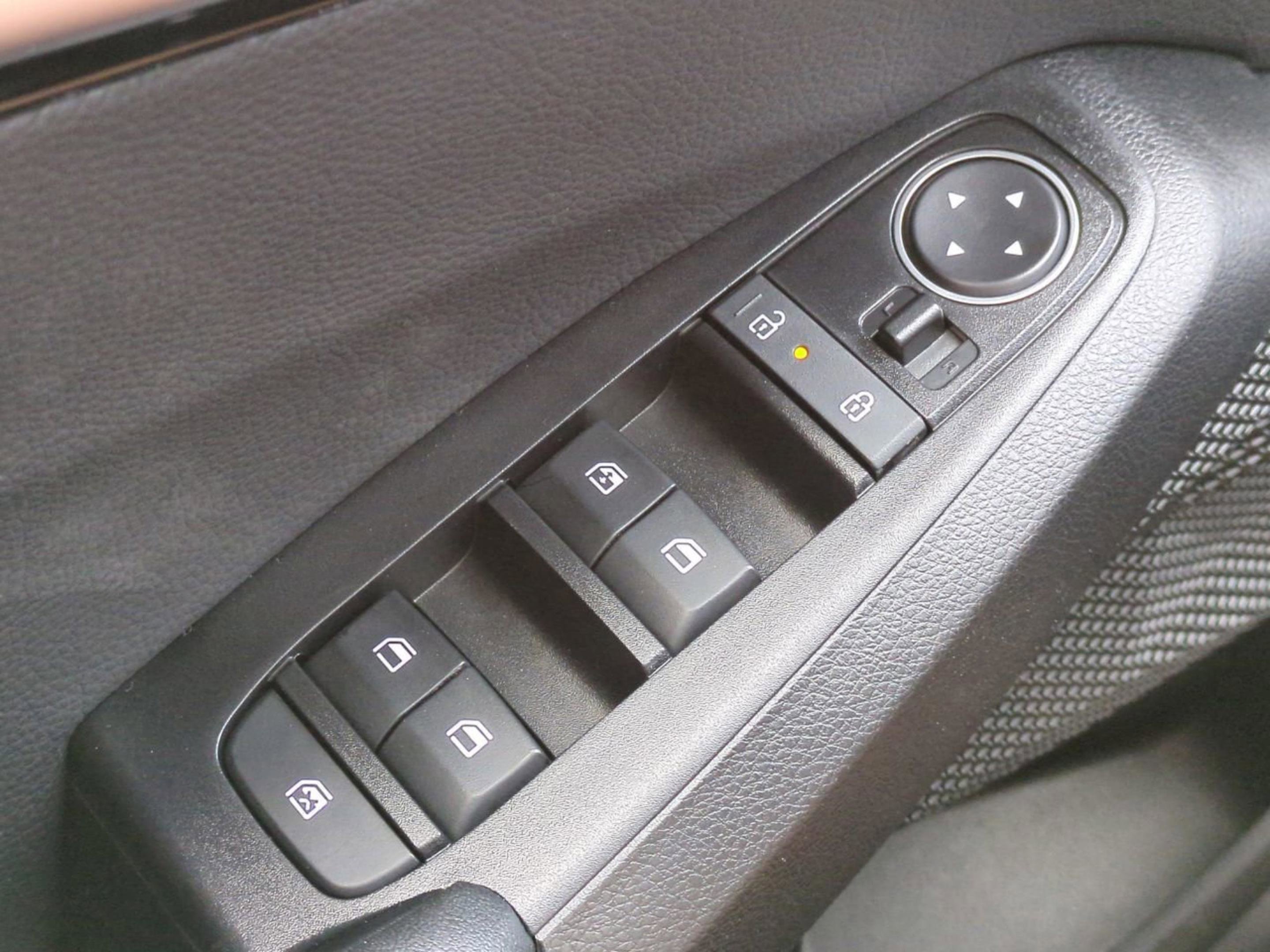 New 2026 Clear White/Black Roof Kia S image 22