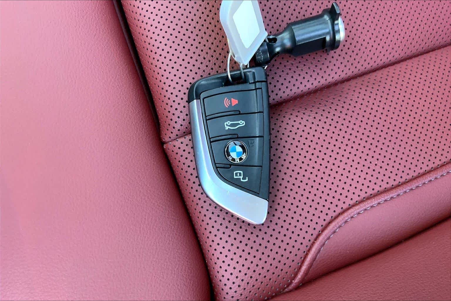 Used 2024 Jet Black BMW xDrive30i image 14