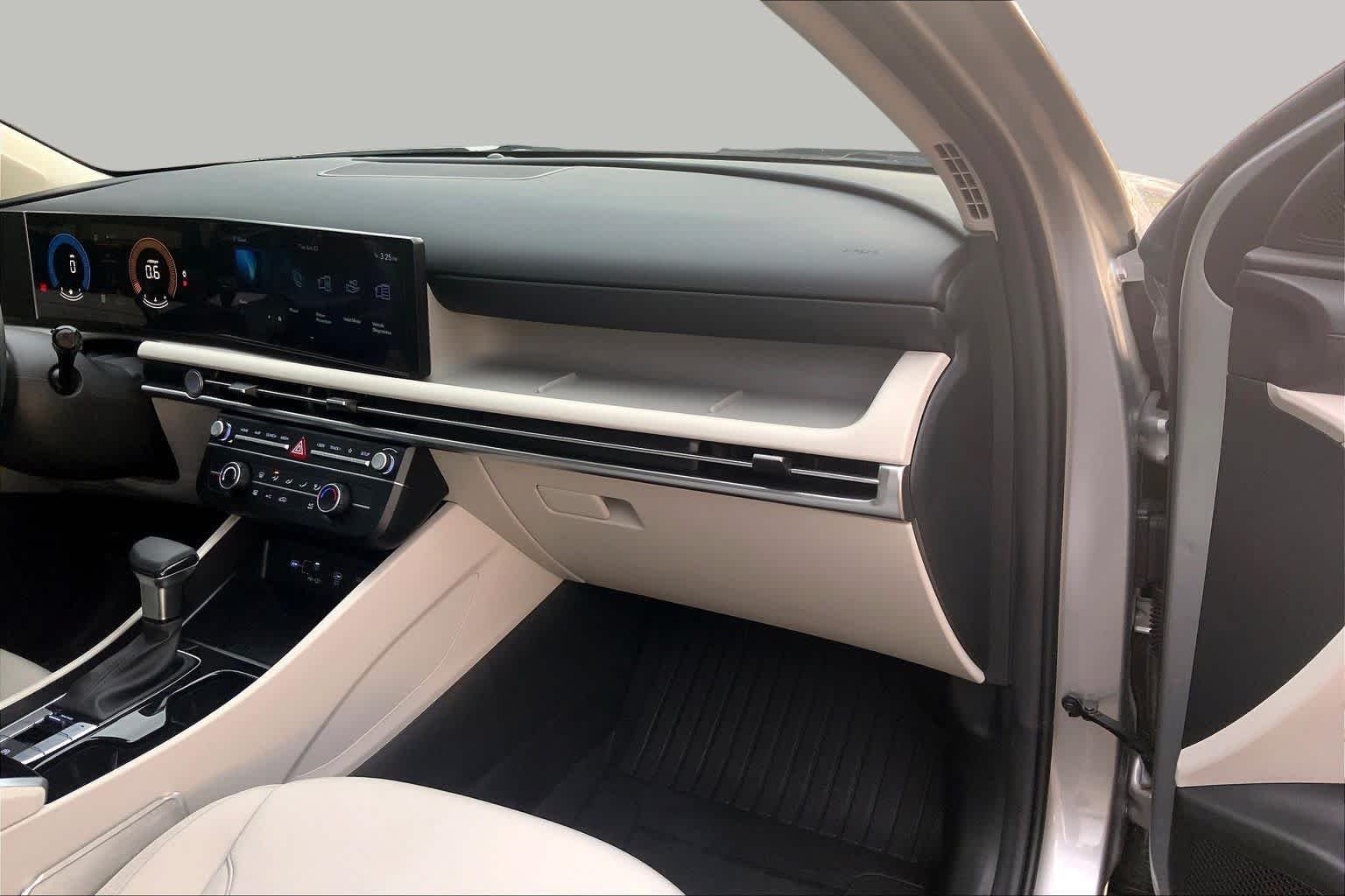 Used 2025 Shimmering Silver Hyundai SE image 19