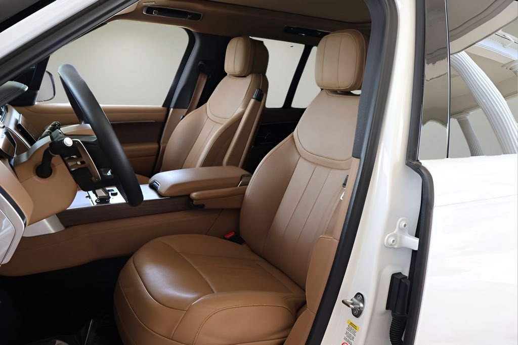 Used 2023 White Land Rover SE image 11