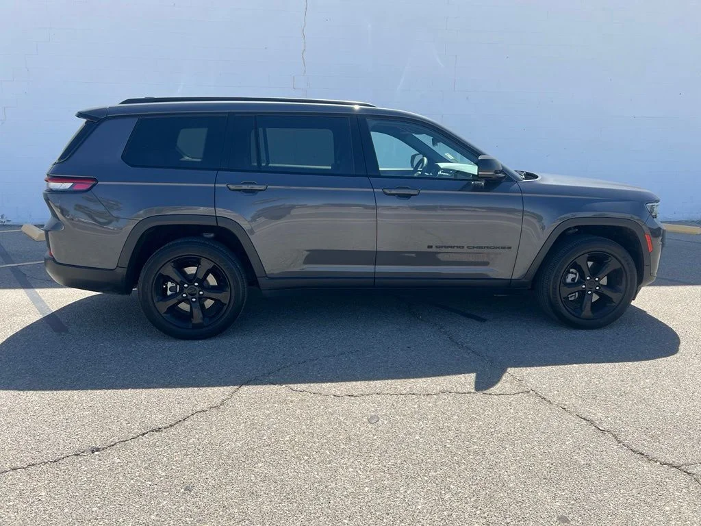 Used 2023 Metallic Jeep Altitude image 7