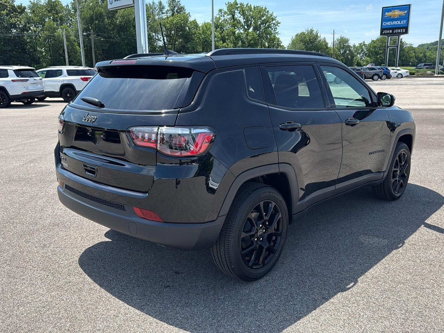 New 2026 Diamond Black Crystal Pearl-Coat Exterior Paint Jeep Latitude Altitude image 16