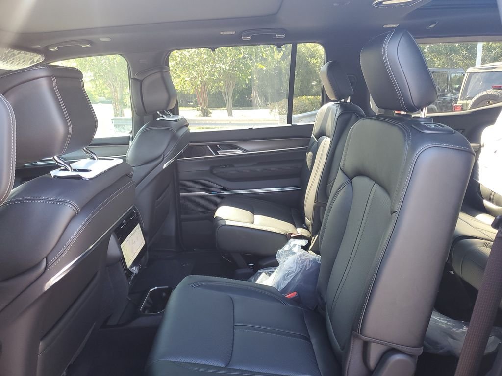 New 2026 Baltic-Gray Metallic Clear-Coat Exterior Paint Jeep Summit Obsidian image 8