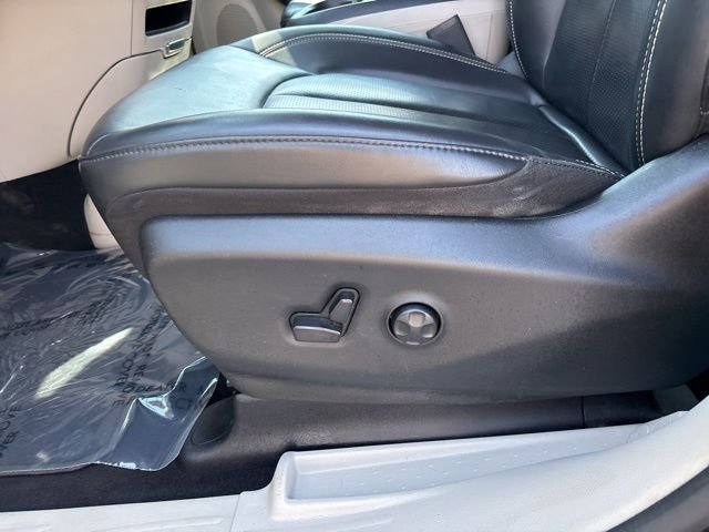 Certified Used 2023 Granite Crystal Clearcoat Metallic Chrysler Touring L image 14