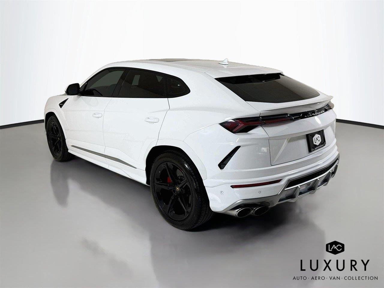Used 2020 Bianco Icarus Metallic Lamborghini Carbon Bonnett | Custom Exhaust | Only 10K Miles image 8