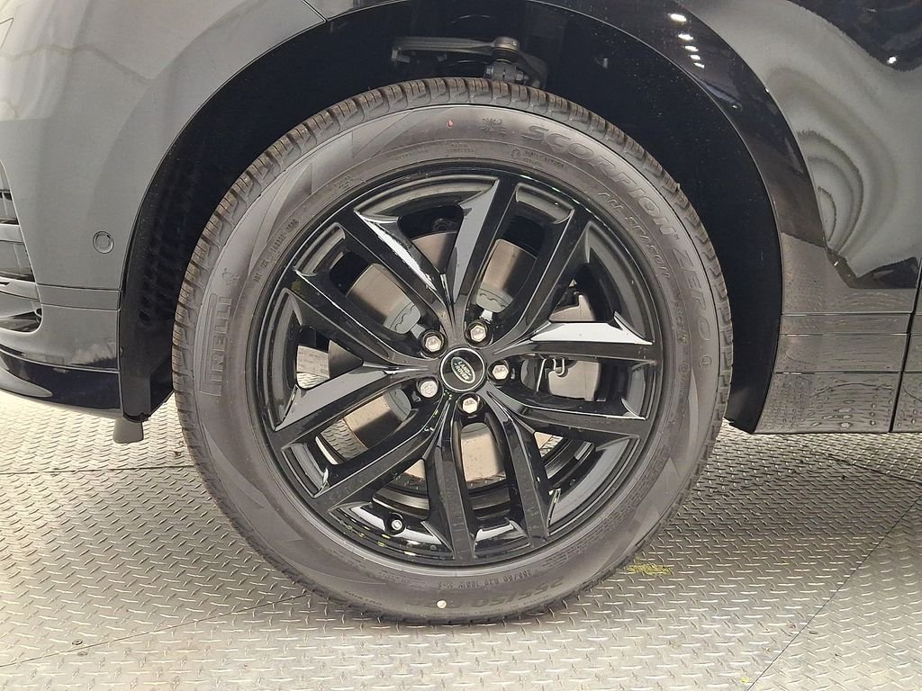 New 2026 Santorini Black Land Rover Belgravia Edition image 5