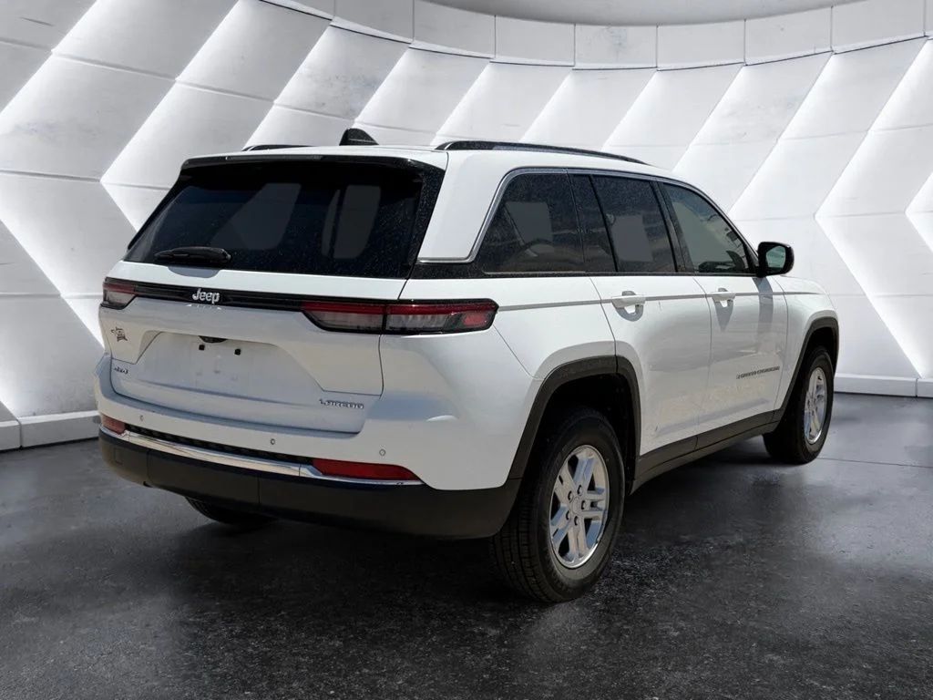 Used 2023 White Jeep Laredo image 2