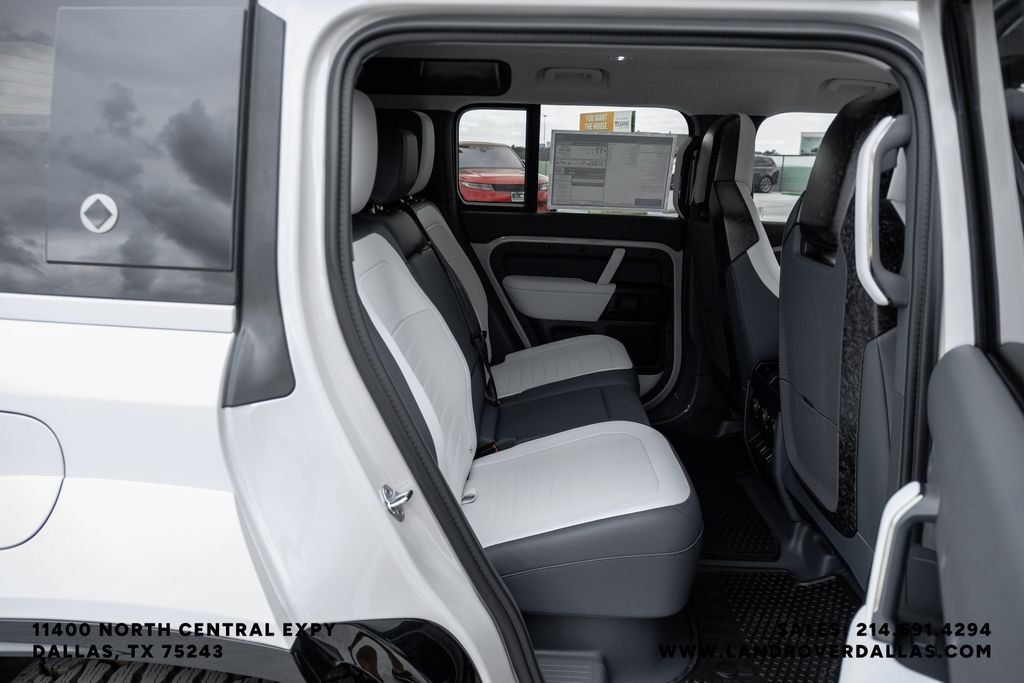 New 2026 Borasco Grey Metallic Land Rover OCTA image 41