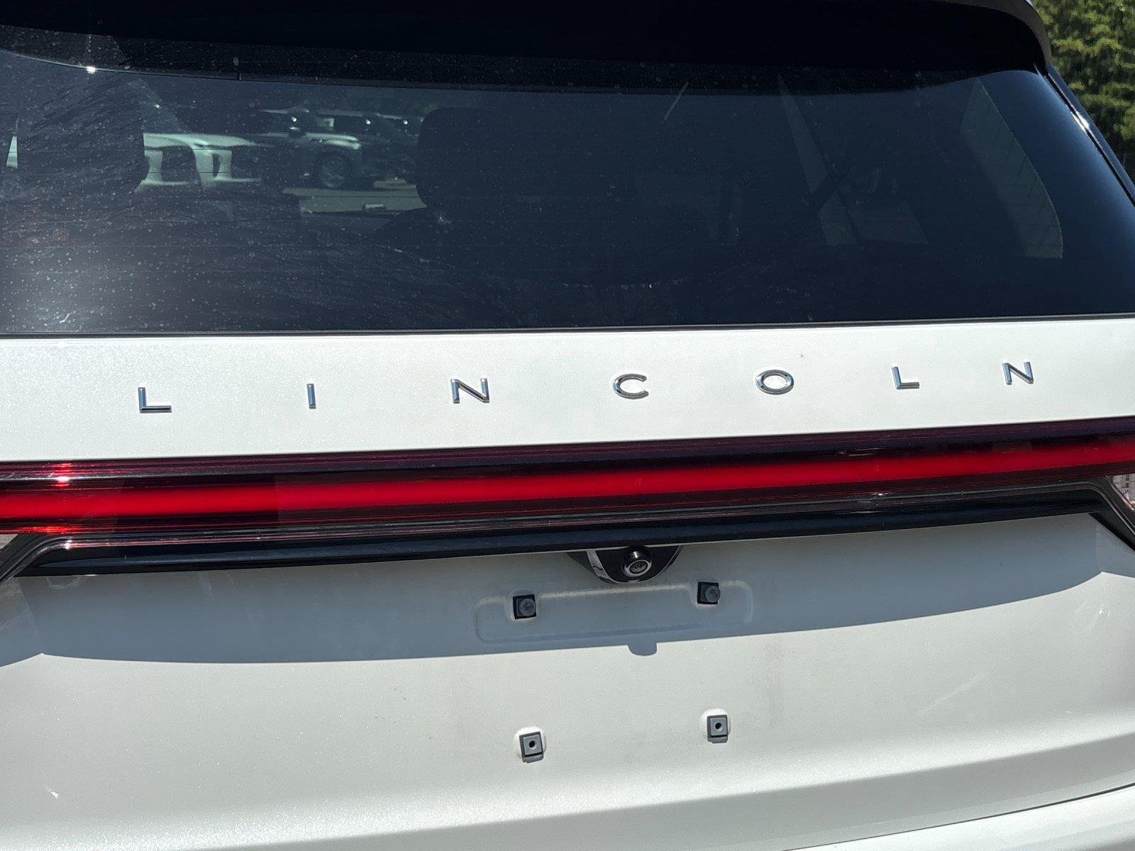 Used 2025 Pristine White Metallic Tri-Coat Lincoln Premiere image 11