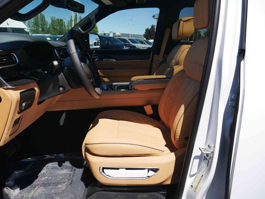 New 2026 Bright White Clear-Coat Exterior Paint Jeep Grand Wagoneer image 30
