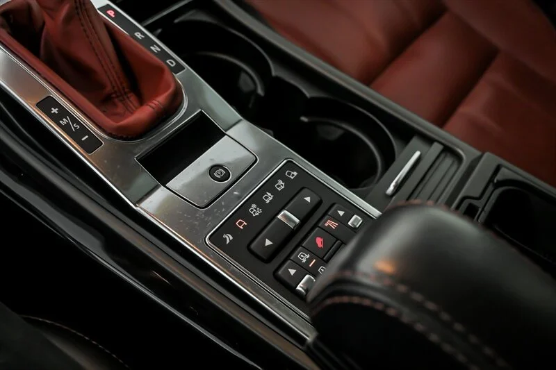 Used 2013 Santorini Black Metallic Land Rover Autobiography image 33