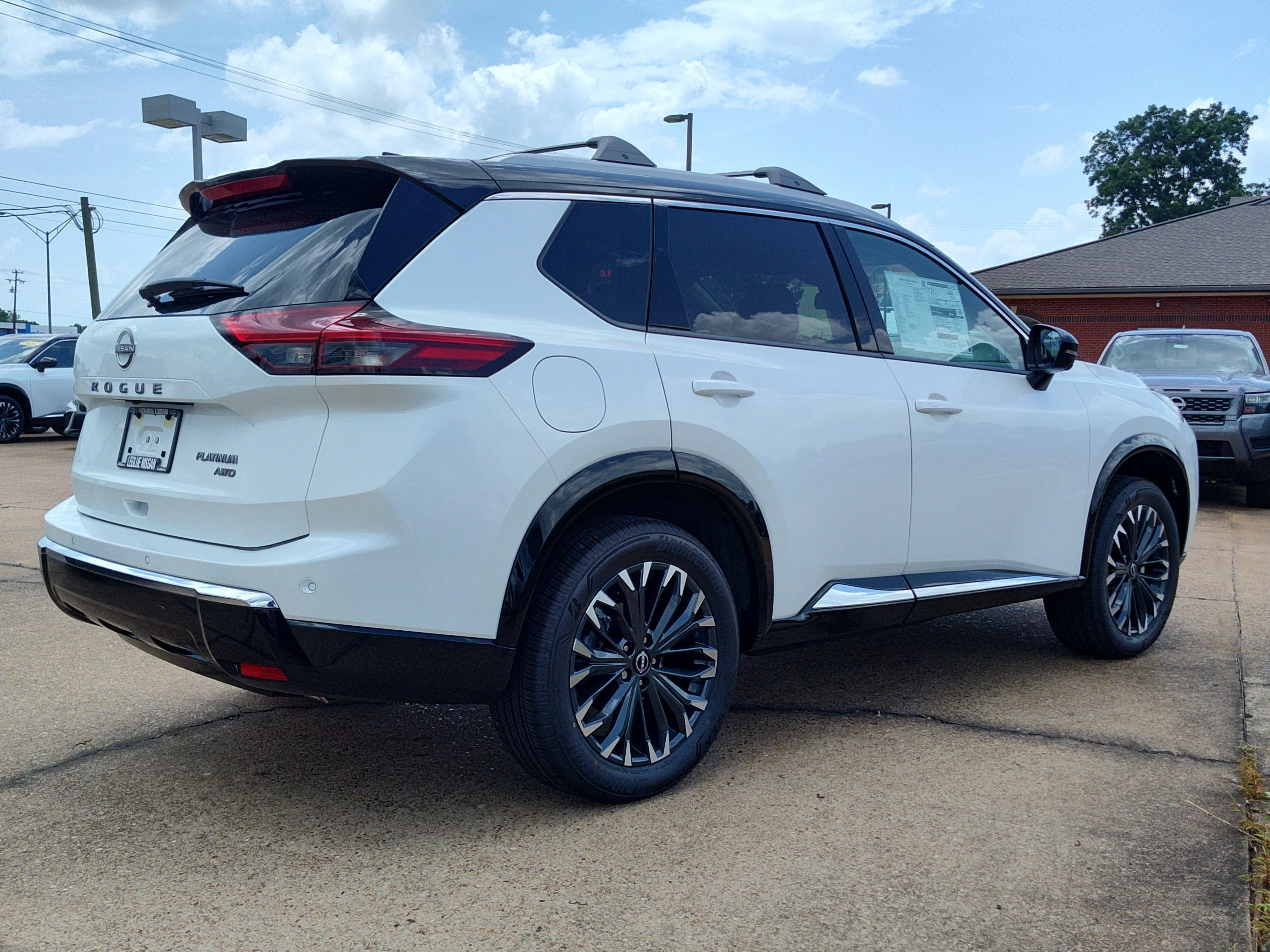 New 2026 Everest White Pearl TriCoat / Super Black Two-tone Nissan Platinum image 5