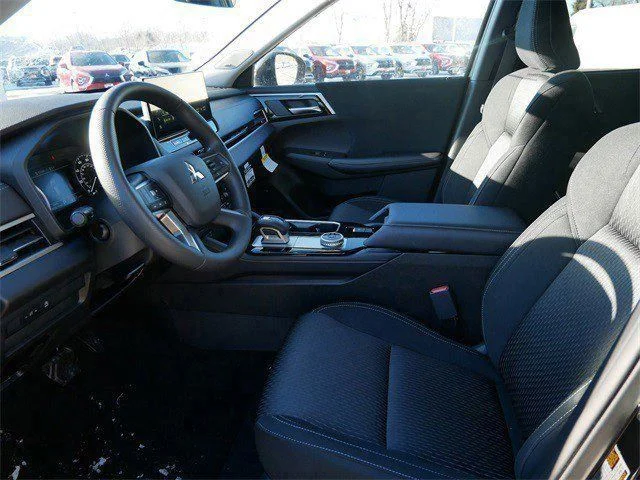 New 2026 Labrador Black Pearl Mitsubishi ES image 4
