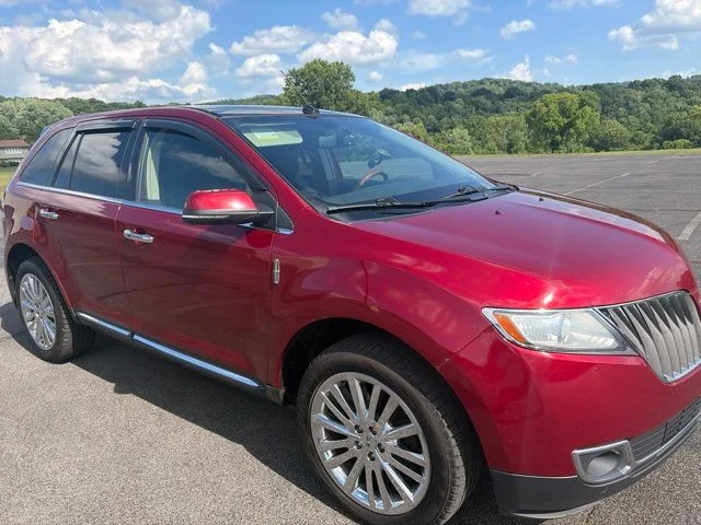 Used 2013 Red Lincoln Base image 1
