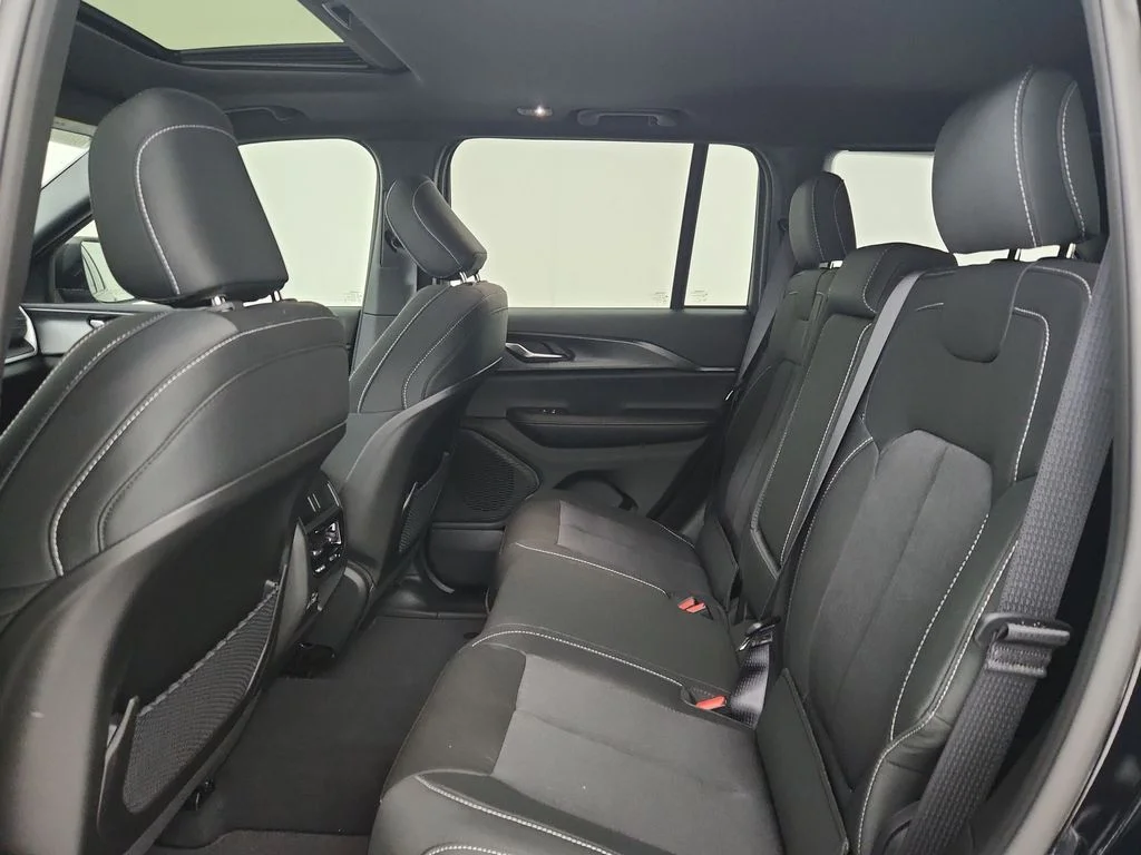 New 2026 Diamond Black Crystal Pearl-Coat Exterior Paint Jeep Laredo X image 31