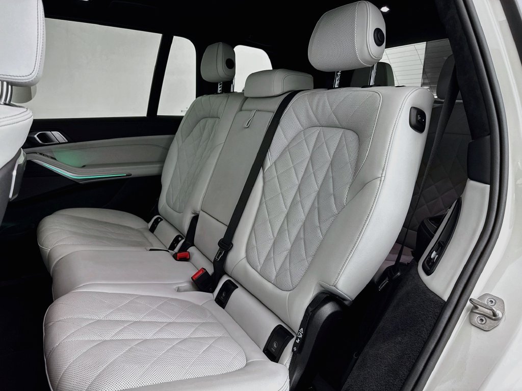 Used 2024 White BMW xDrive40i image 25