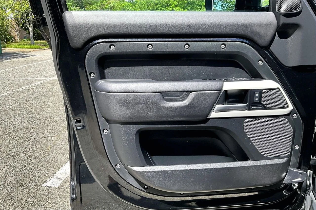Used 2024  Land Rover S image 27