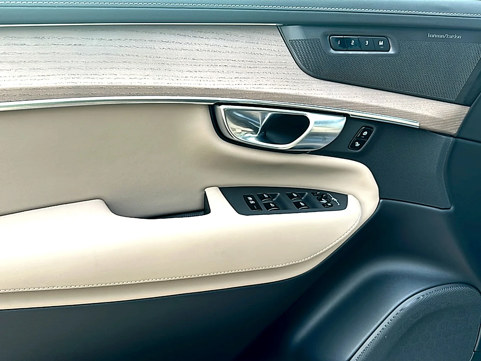 2026 Volvo XC90 Plus - Photo 13