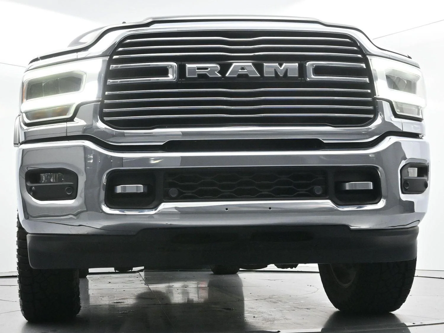 Used 2019 Black Forest Green Pearlcoat Ram Laramie image 44