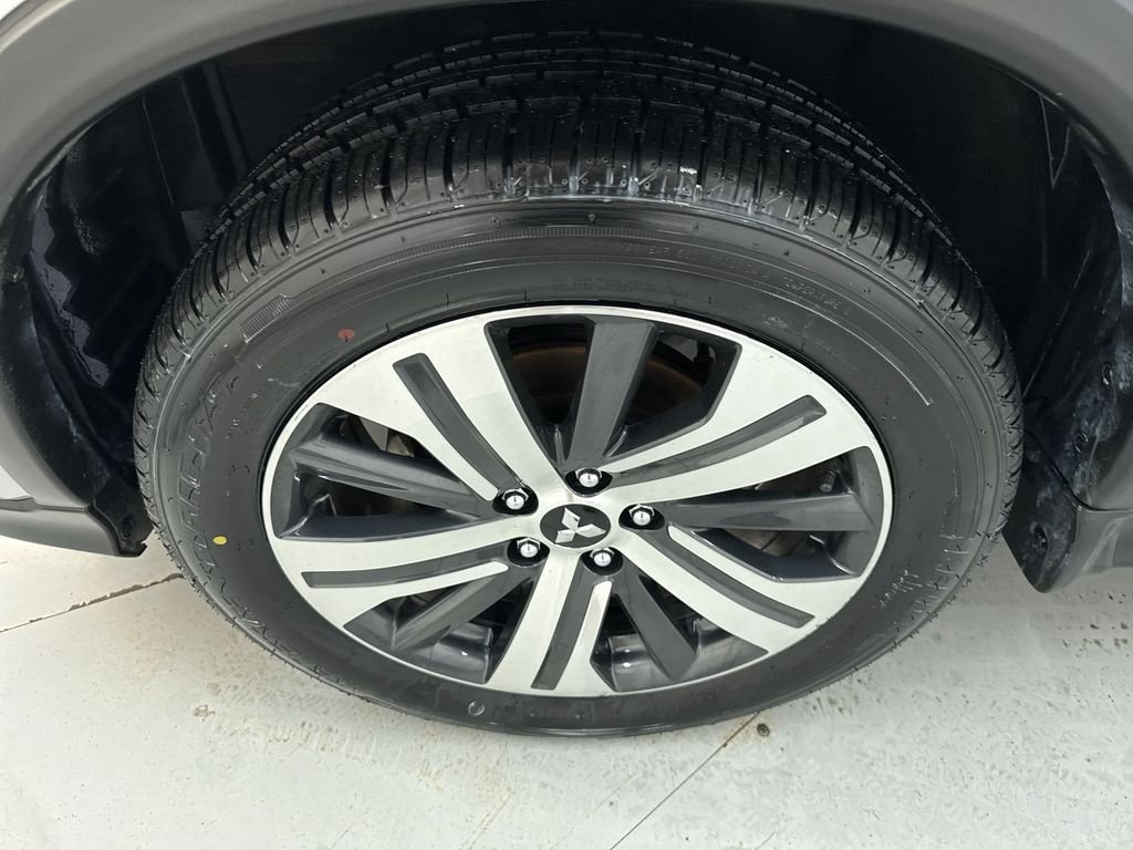 Used 2023  Mitsubishi  image 10