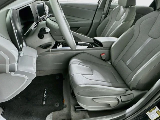 New 2026 Hyundai ELANTRA SE