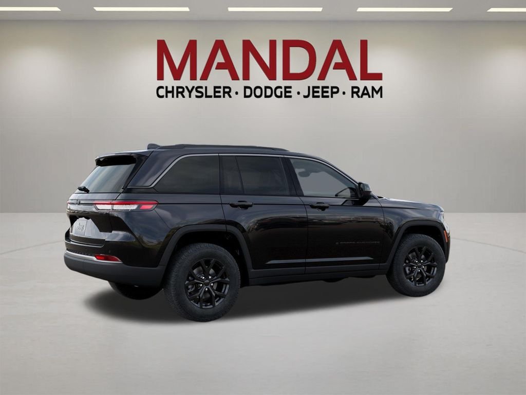 New 2026 Diamond Black Crystal Pearl-Coat Exterior Paint Jeep Laredo Altitude image 4