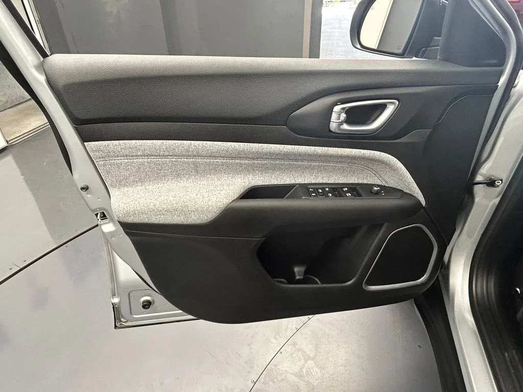 Used 2025 Silver Zynith Metallic Clearcoat Jeep Latitude image 14
