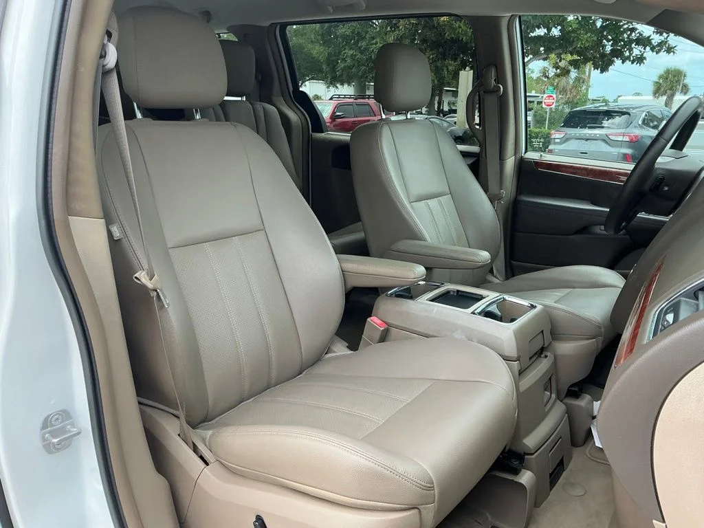 Used 2014 White Chrysler Touring-L image 27