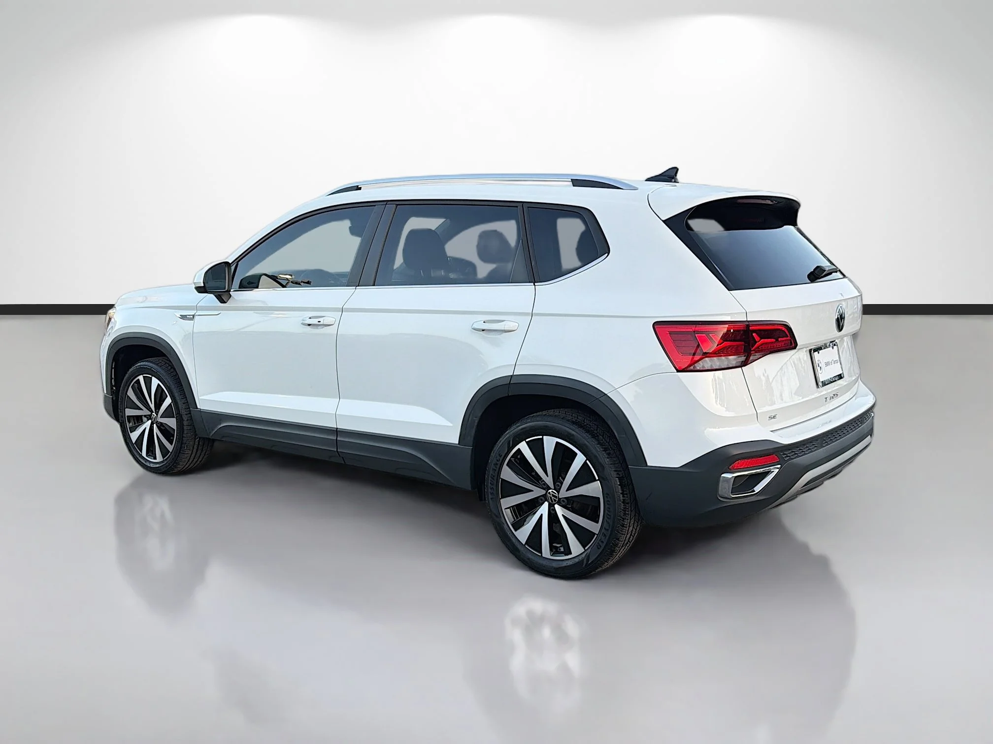 Used 2023 Pure White Volkswagen SE image 5