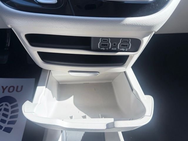 2023 Chrysler Pacifica Touring L - Photo 18