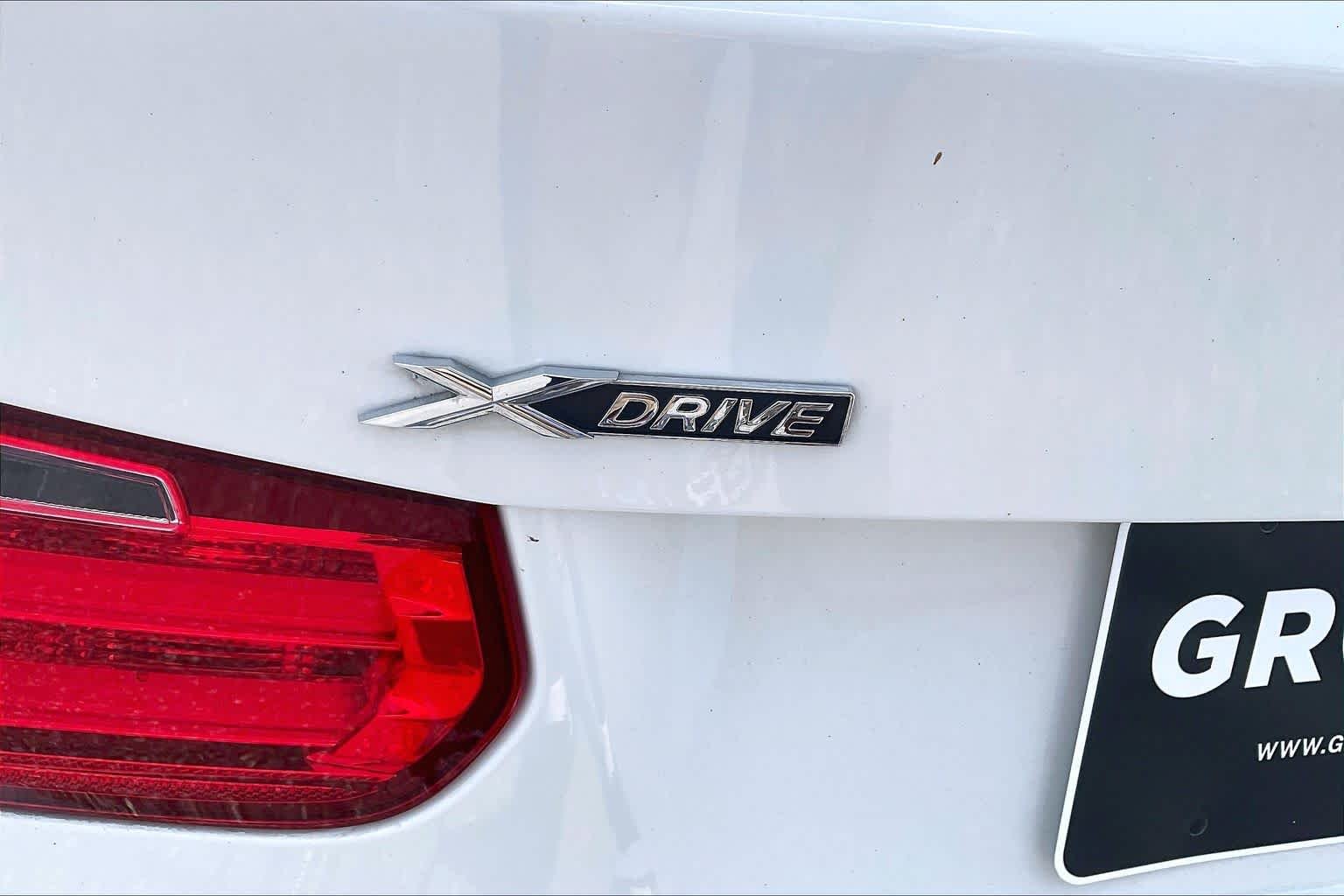 Used 2015 Alpine White BMW 320i xDrive image 9