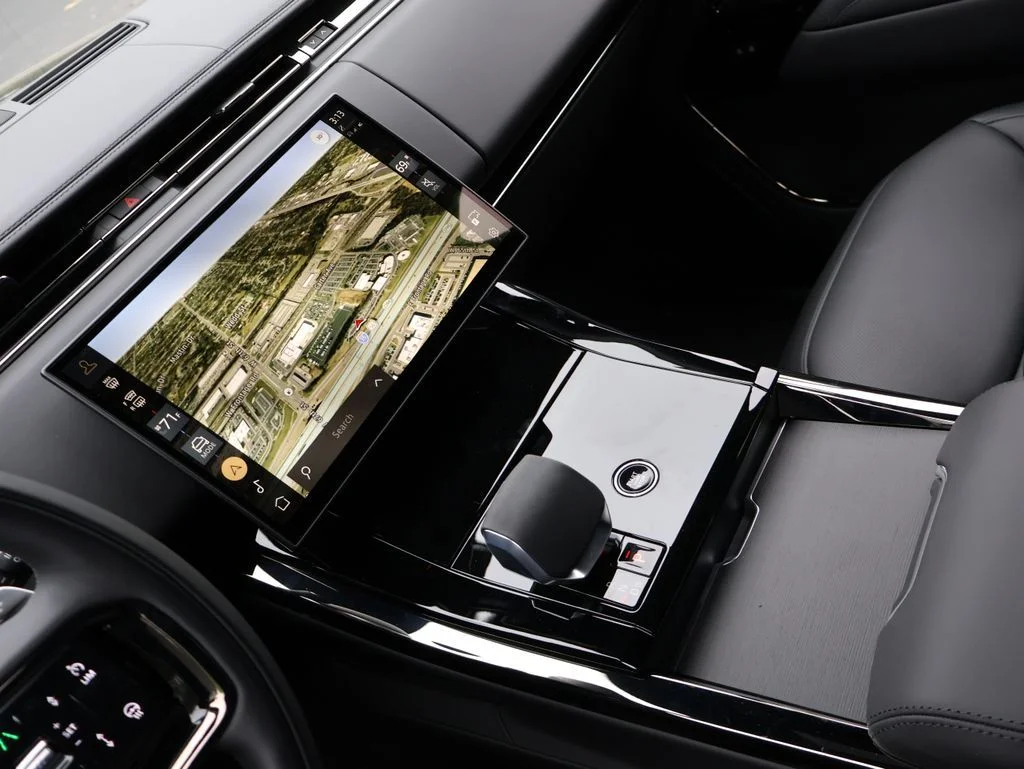 New 2026 Santorini Black Metallic Land Rover Dynamic SE image 19