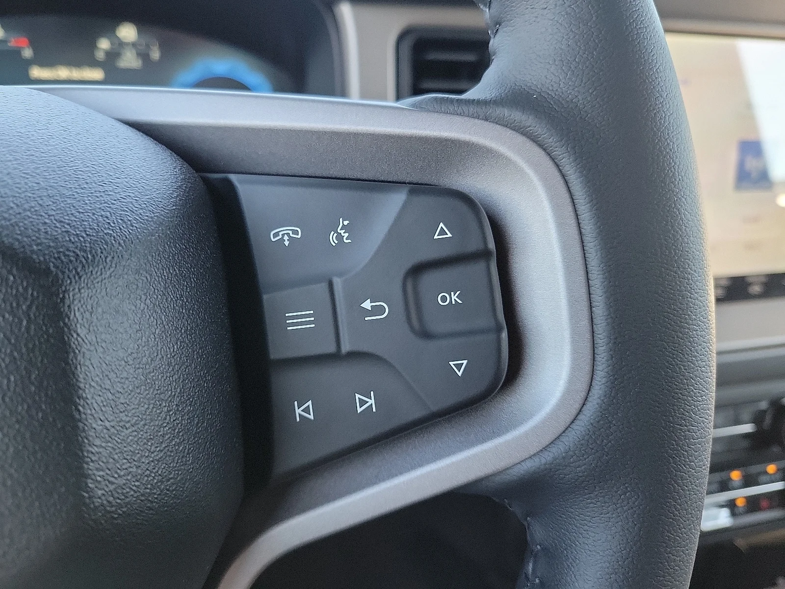 New 2025 Shadow Black Ford Outer Banks&reg; image 18