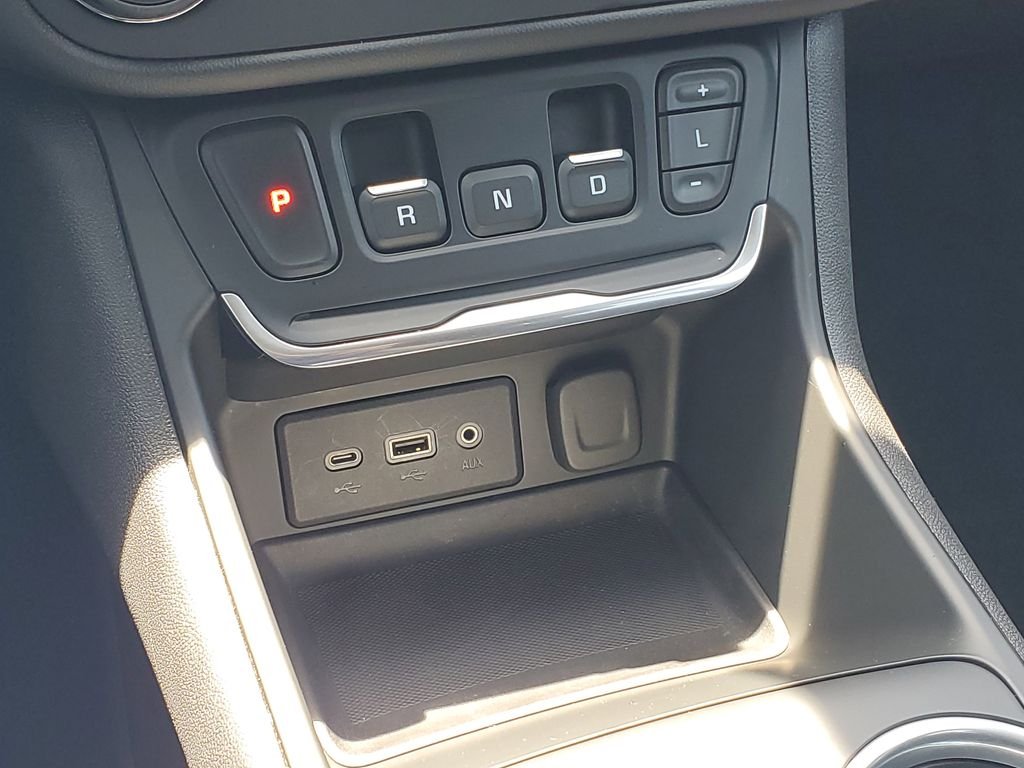 Used 2021 White GMC SLE image 27