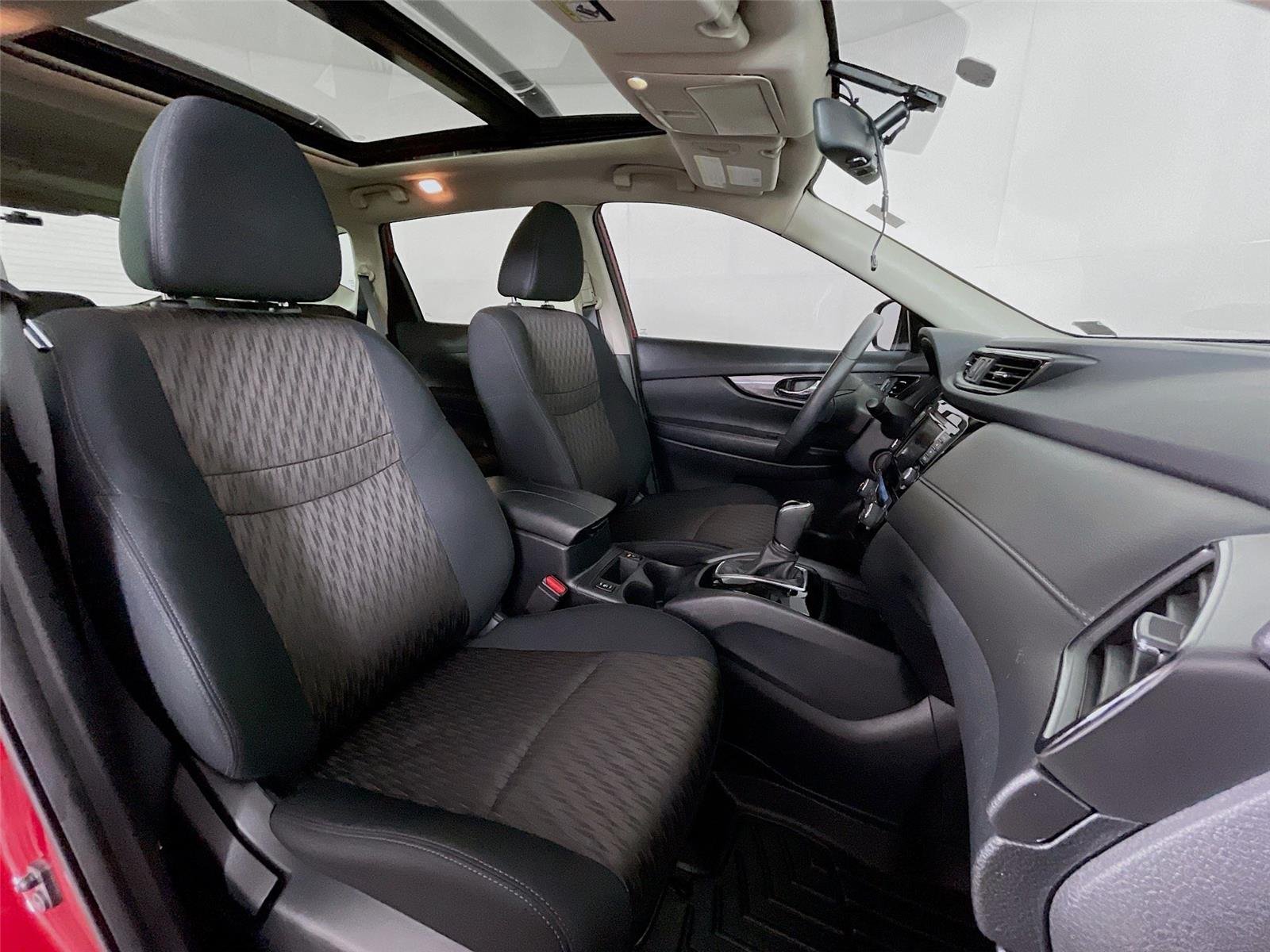 Used 2018 RED NISSAN  image 31