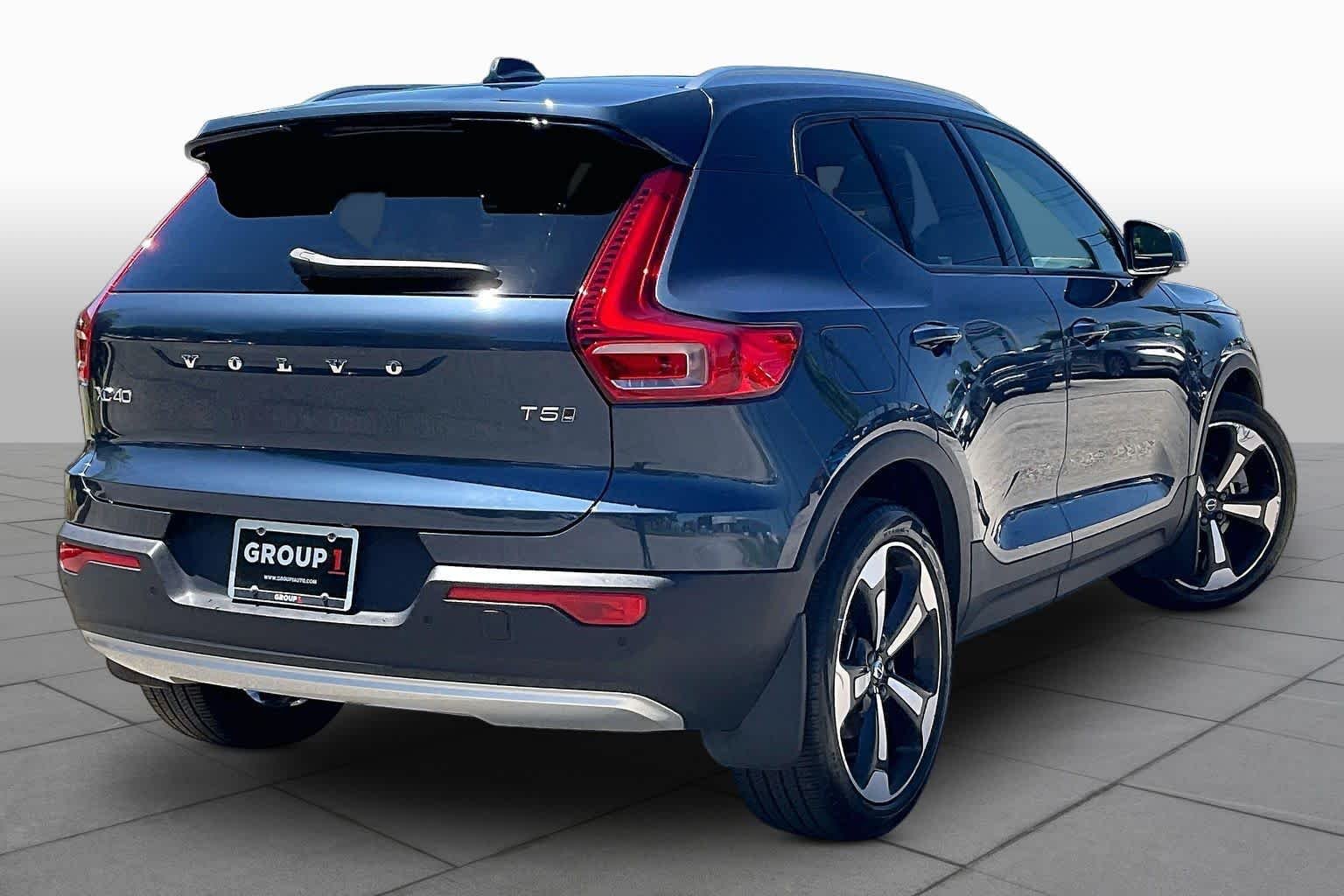Used 2022 Denim Blue Metallic Volvo Momentum image 13