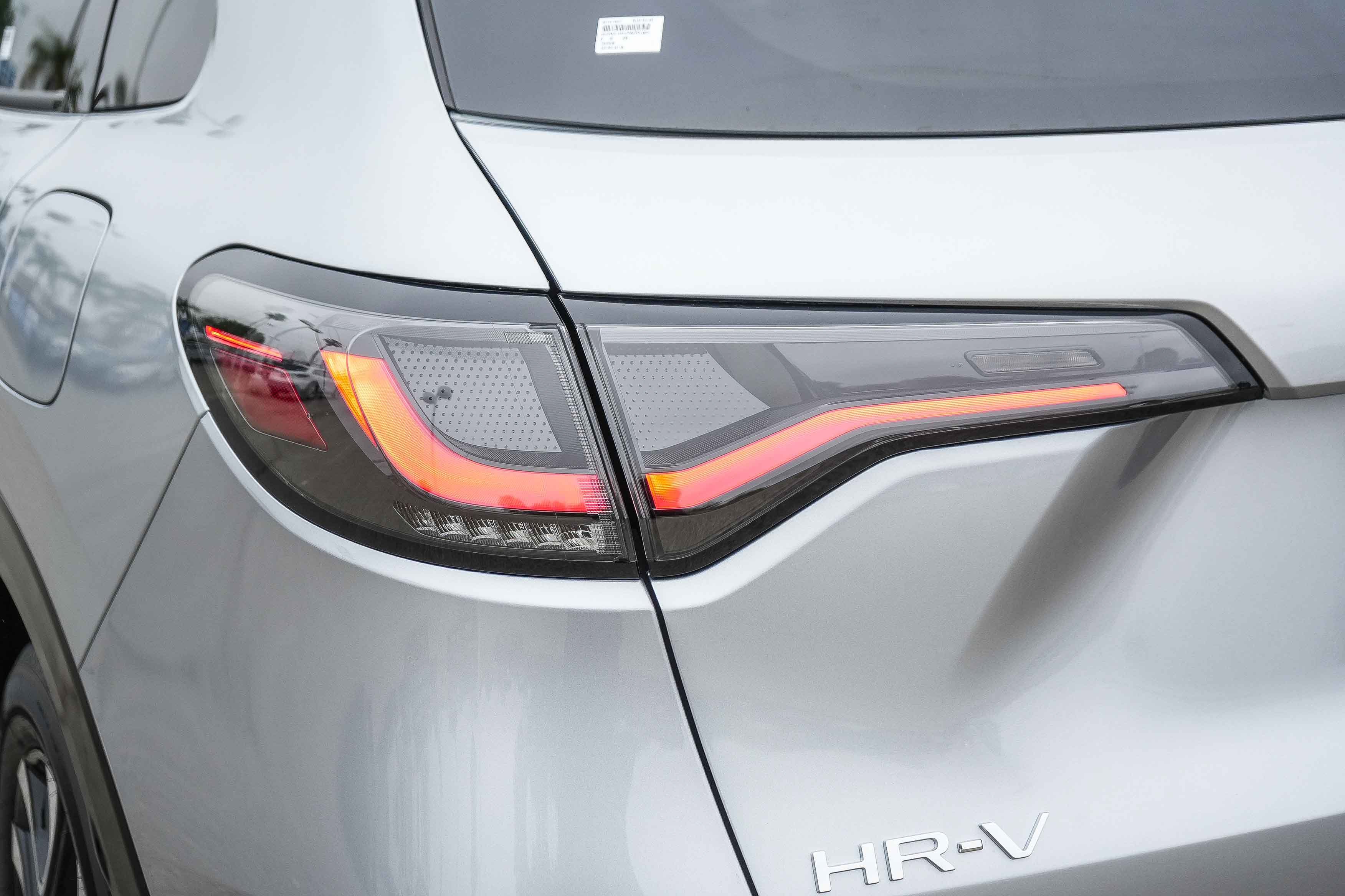 New 2027 Solar Silver Metallic Honda EX-L image 9