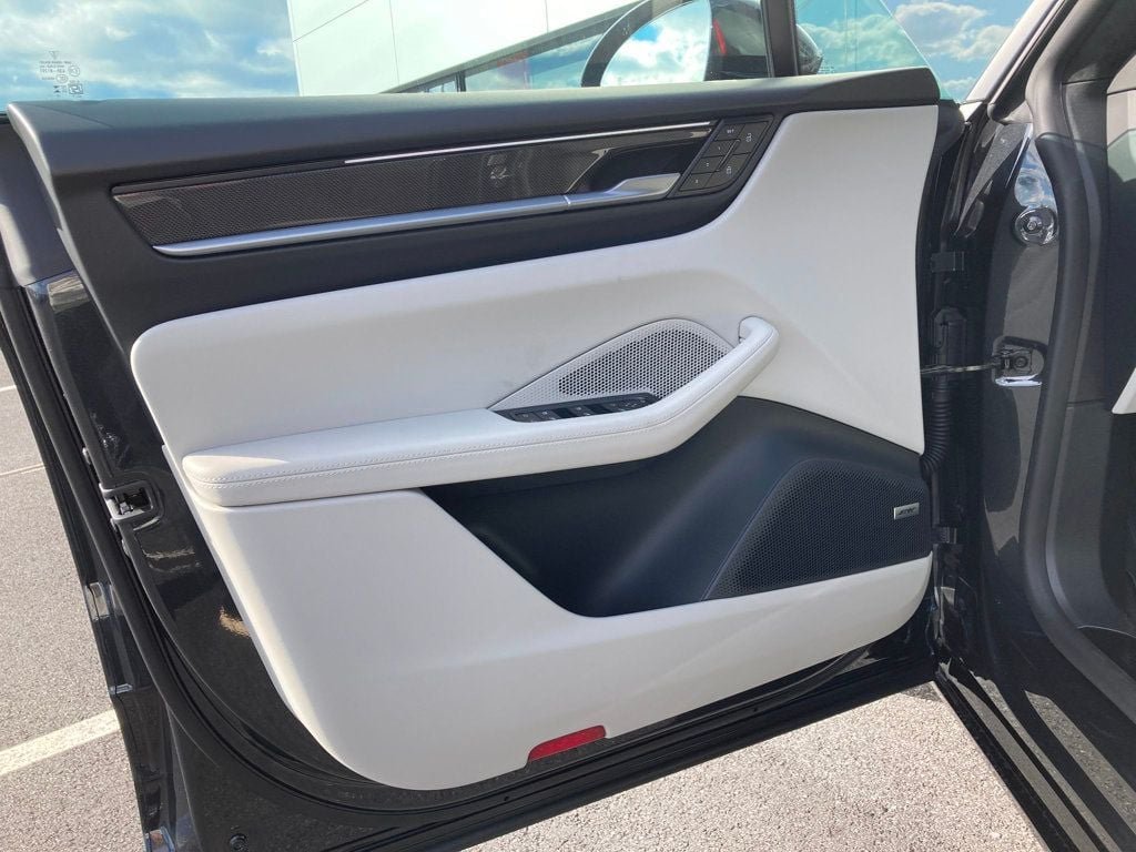 2025 Porsche Macan Turbo Electric - Photo 6