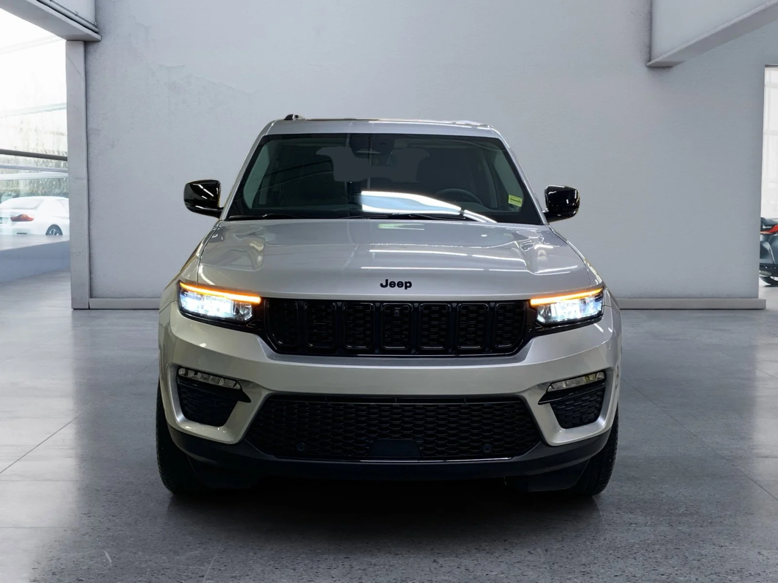 Used 2024 Silver Jeep Limited image 6