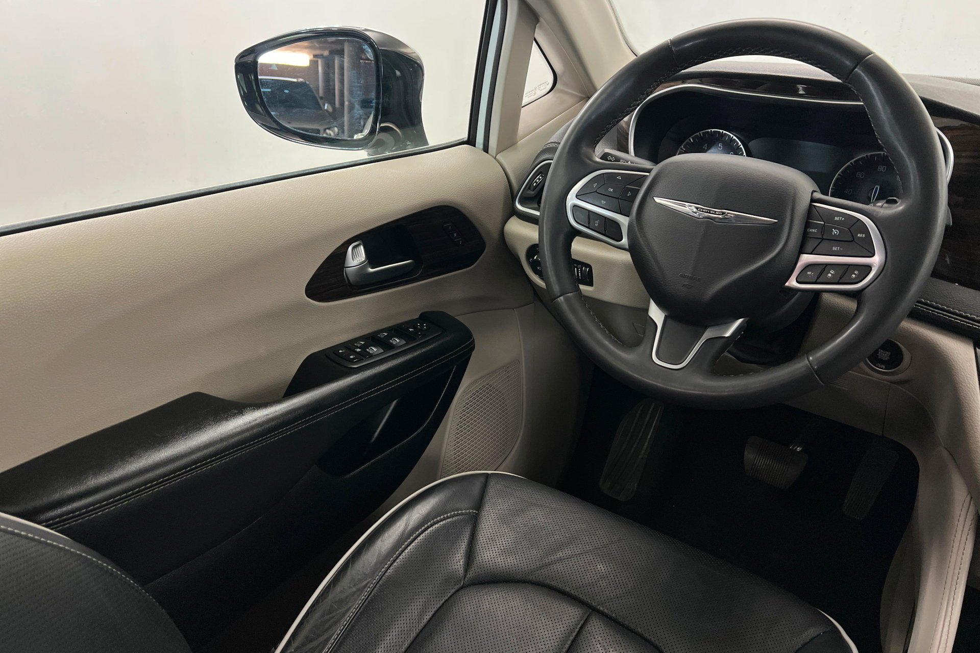 2023 Chrysler Pacifica Limited - Photo 12