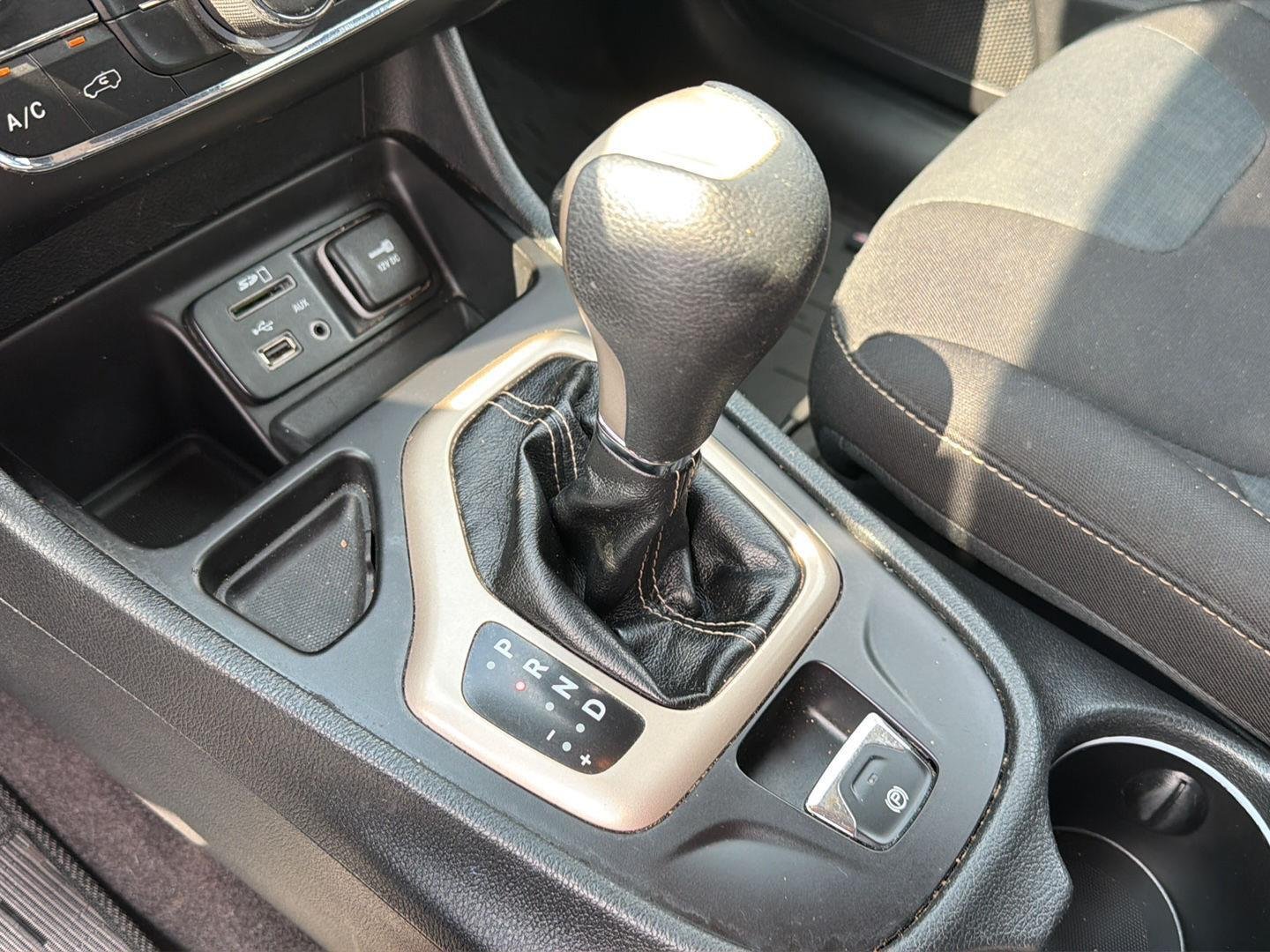 Used 2016 Granite Crystal Metallic Clearcoat Jeep Latitude image 27