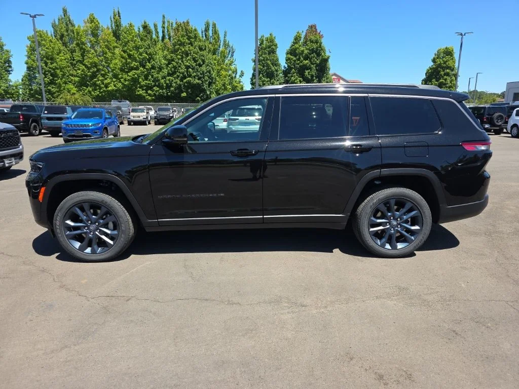 New 2026 Diamond Black Crystal Pearl-Coat Exterior Paint Jeep Limited image 2