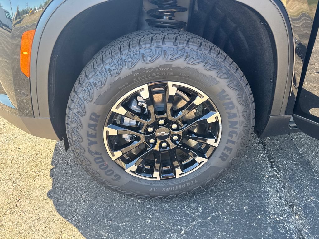 New 2026 Mosaic Black Metallic Chevrolet Z71 image 26