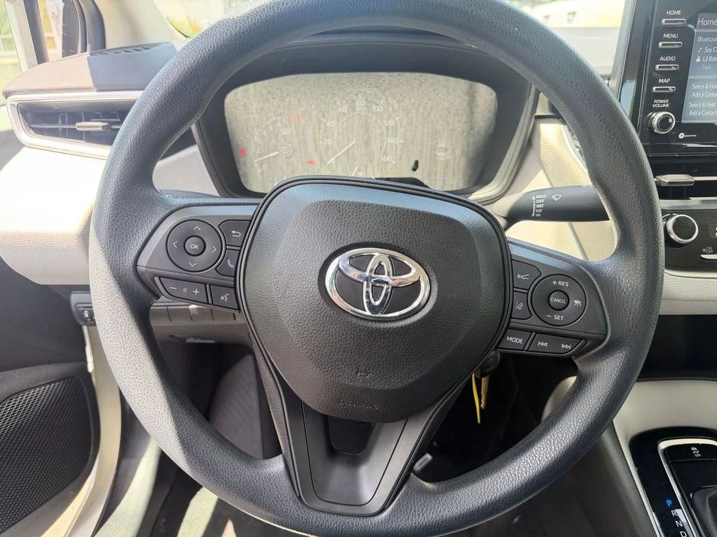 Used 2021 White Toyota L image 20