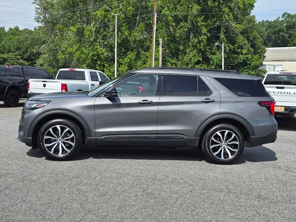 Used 2025 Gray Ford ST-Line image 24