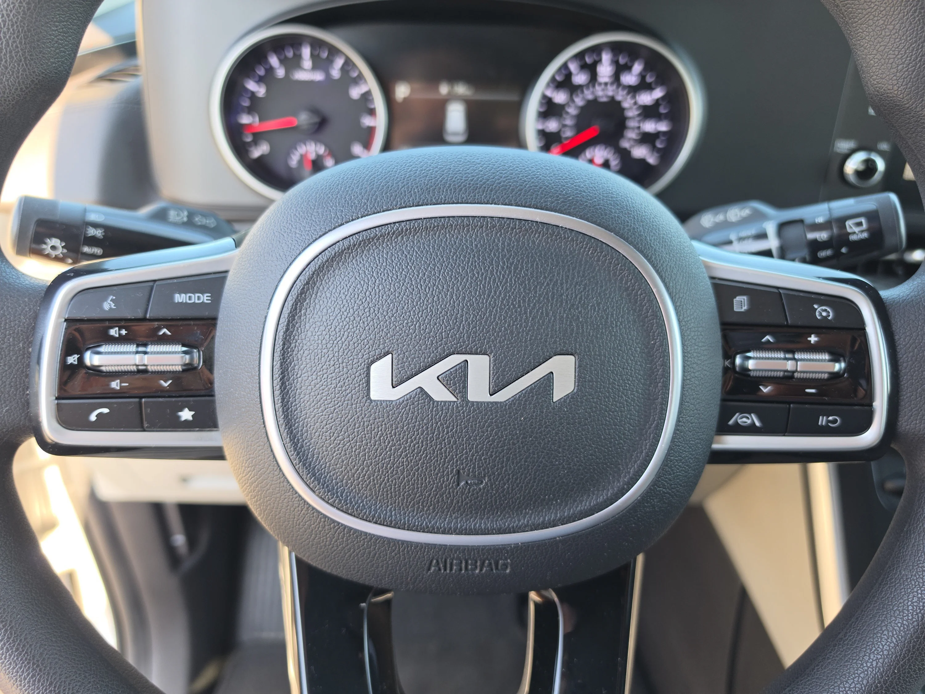 Used 2023 Silky Silver Kia LX image 33