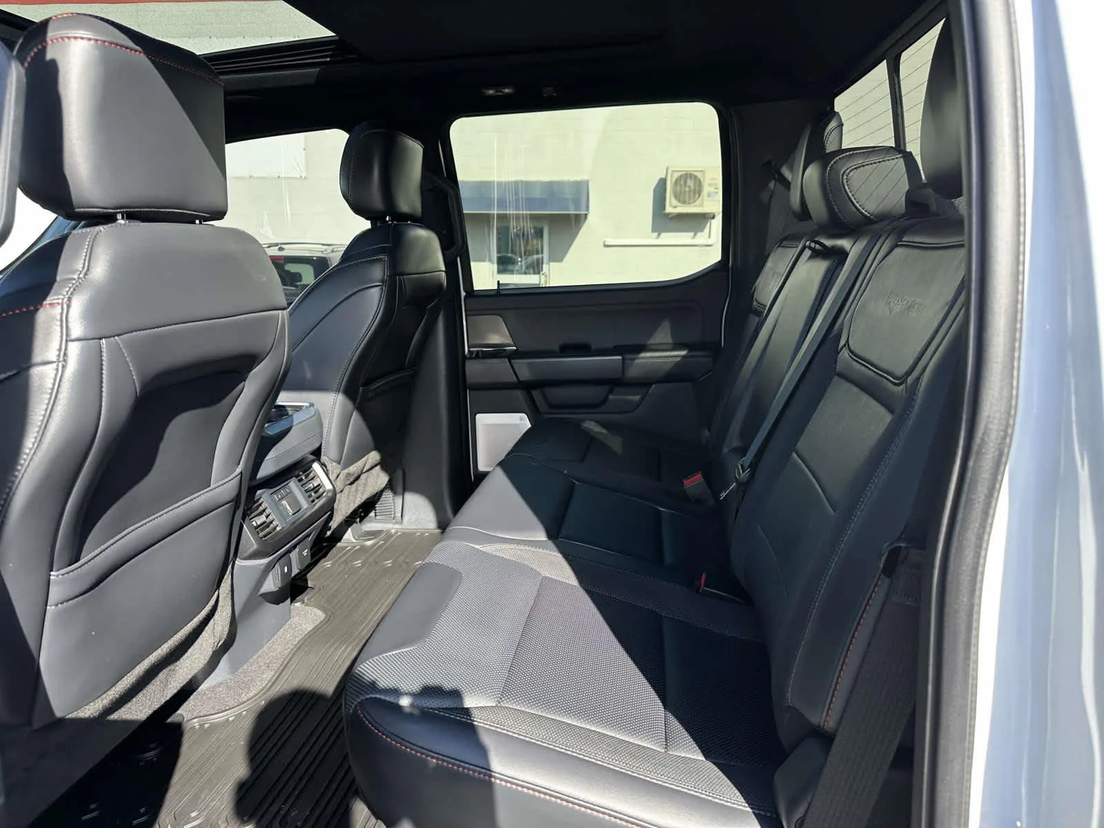 Used 2025 Oxford White Clearcoat Ford Raptor image 19