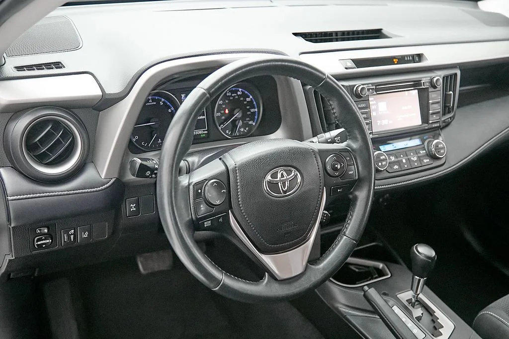 Used 2018 White Toyota XLE image 13