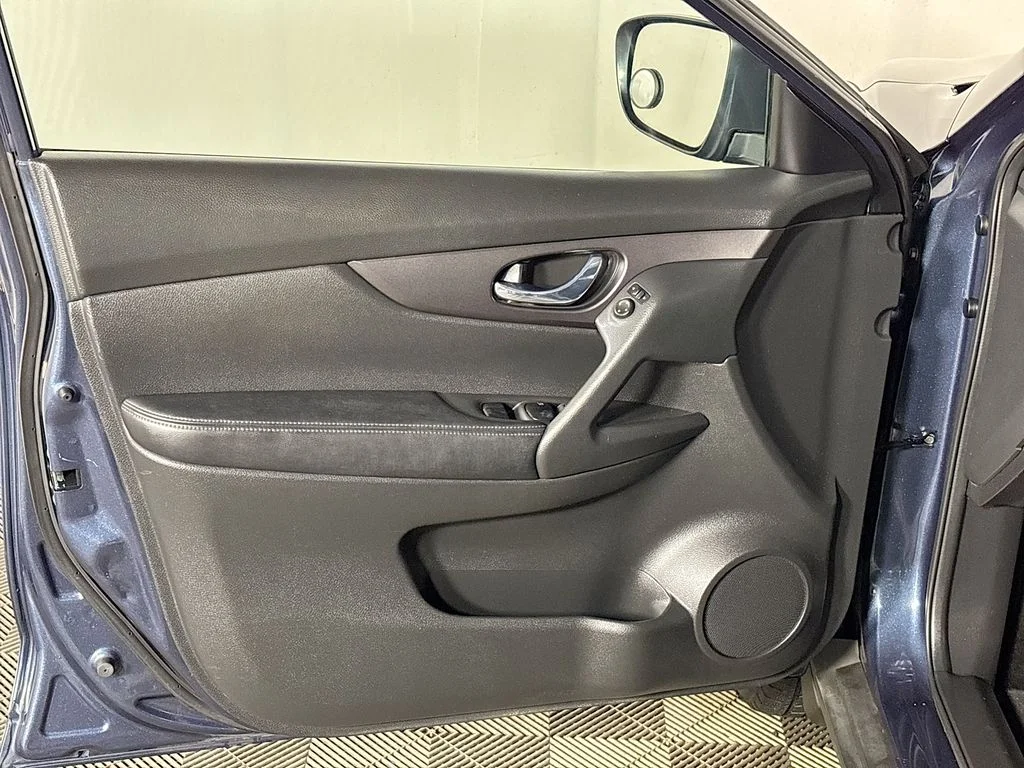 Used 2016 Blue Nissan S image 10