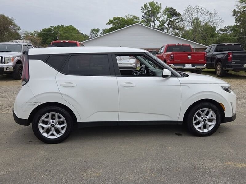 Used 2023 Snow White Pearl Kia LX image 13